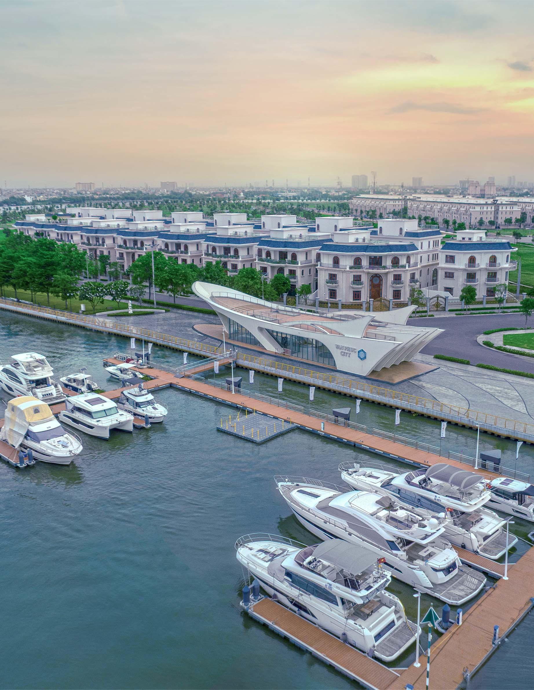 Bến du thuyền Marina Royal