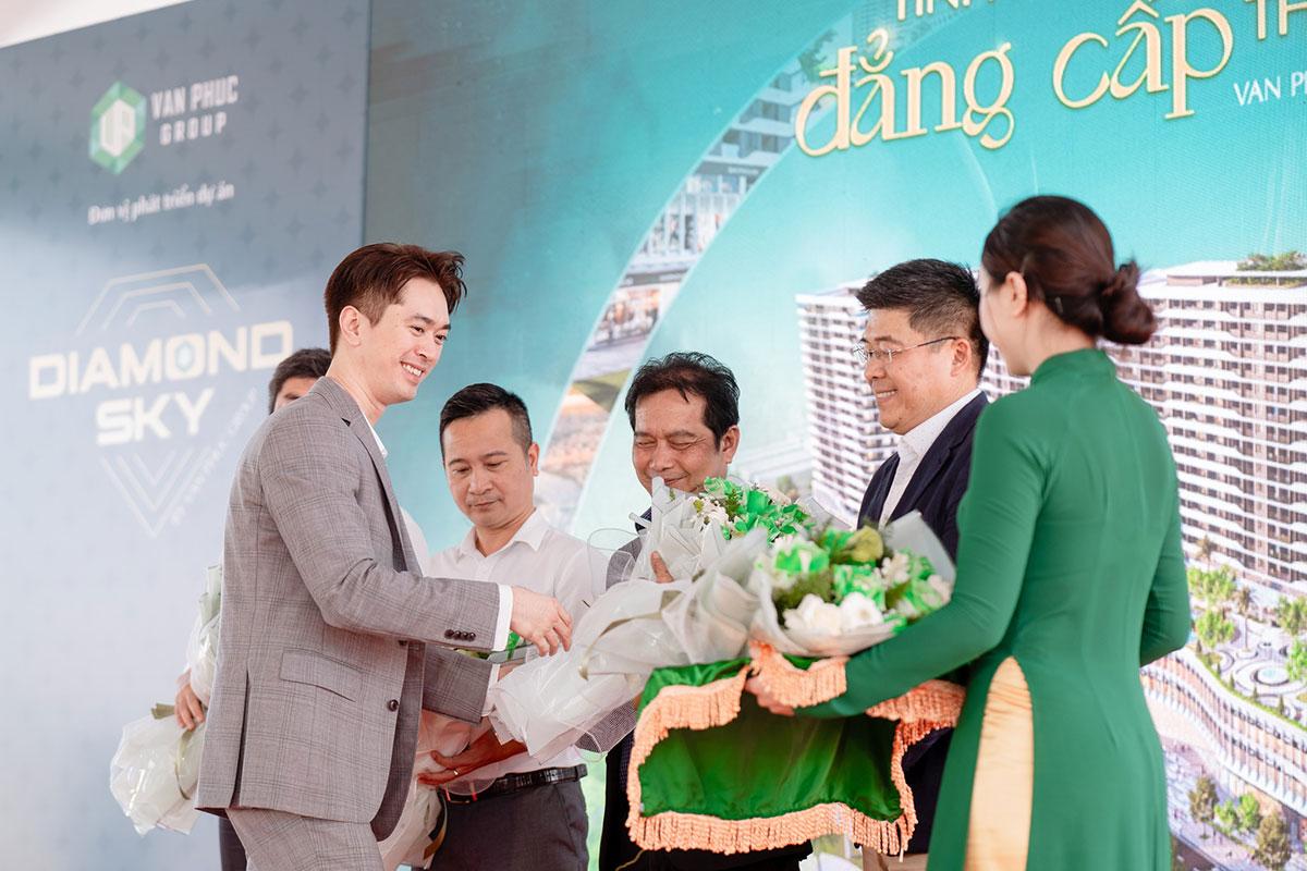 Ông Phạm Danh (Chủ tịch HĐQT Van Phuc Group) trao tặng hoa cho đối tác, nhà thầu xây dựng.